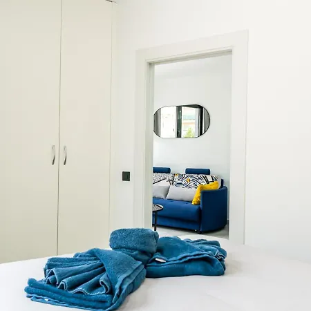 Modern Wave Escape With Private Parking And Rooftop Pool By Namaste Elite