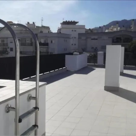 Modern Wave Escape With Private Parking And Rooftop Pool By Namaste Elite Apartment *