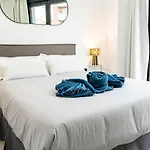 Modern Wave Escape With Private Parking And Rooftop Pool By Namaste Elite Apartman